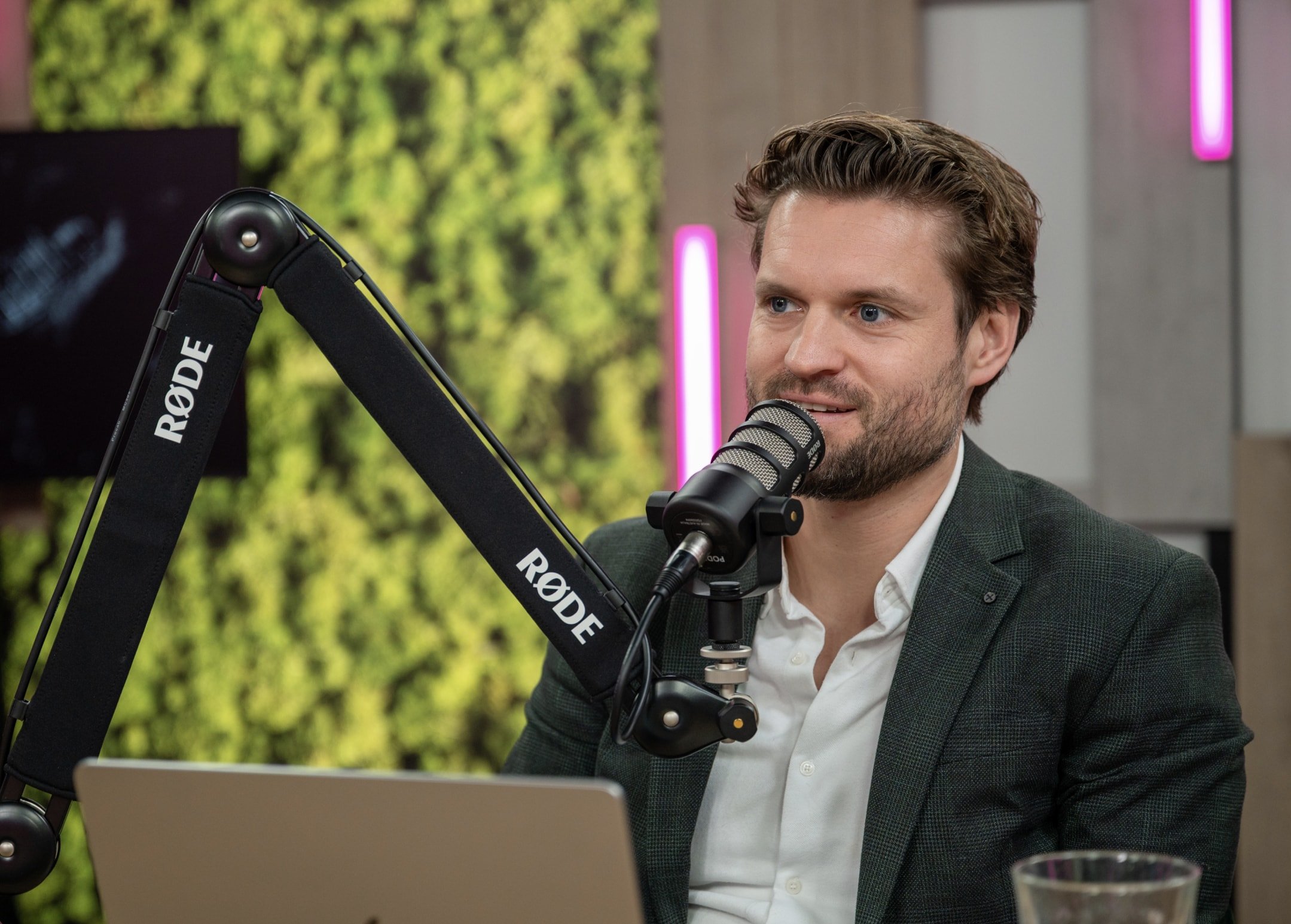 Pulse #127: Nieuwe shopping features in AI-tools, Gemini 3, NanoBanana Pro en een 'Black Friday-foutje'